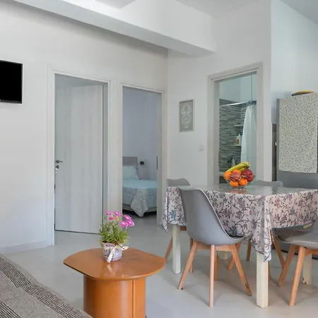 Апартаменты Iliana *