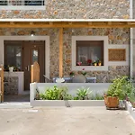 Iliana Apartment *